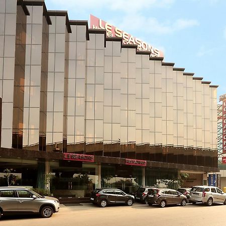 Airport Hotel Le Seasons New Delhi Exterior photo