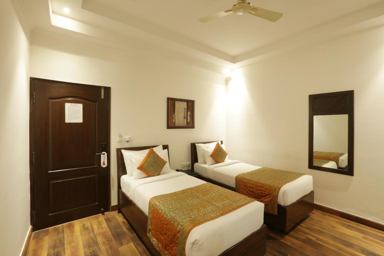 Airport Hotel Le Seasons New Delhi Exterior photo