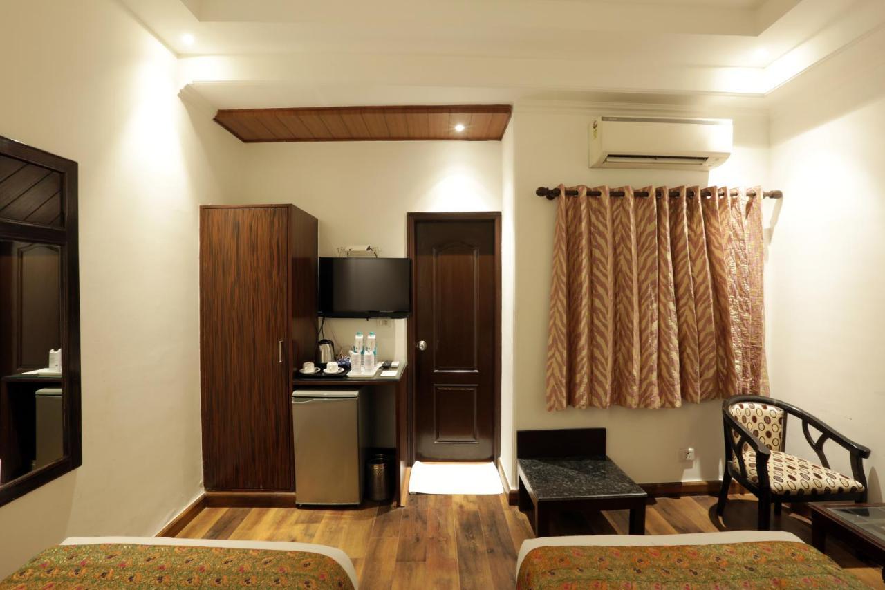 Airport Hotel Le Seasons New Delhi Exterior photo