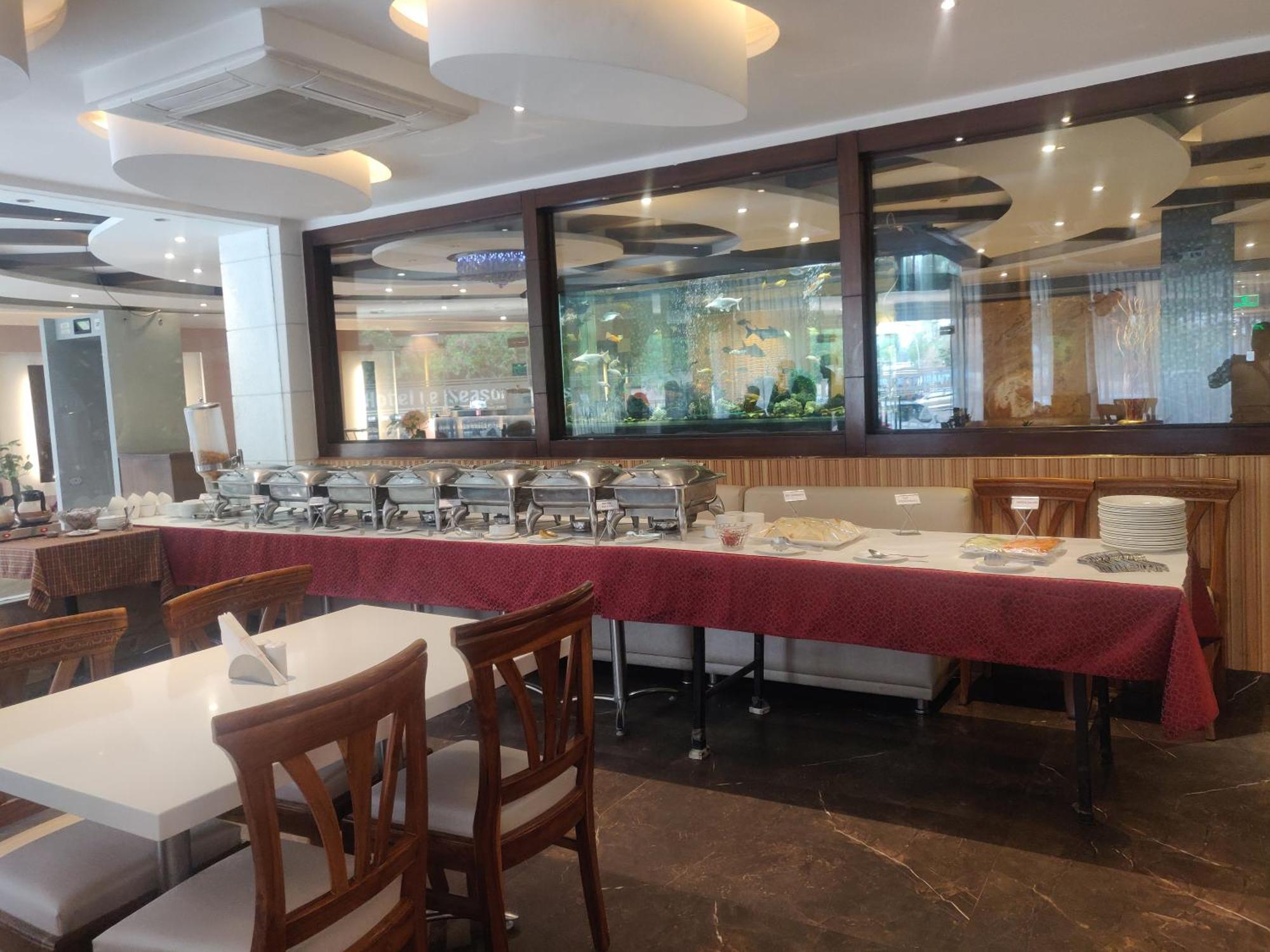 Airport Hotel Le Seasons New Delhi Exterior photo