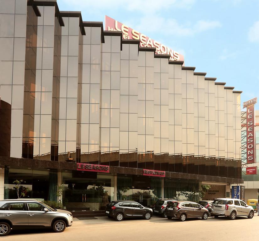 Airport Hotel Le Seasons New Delhi Exterior photo