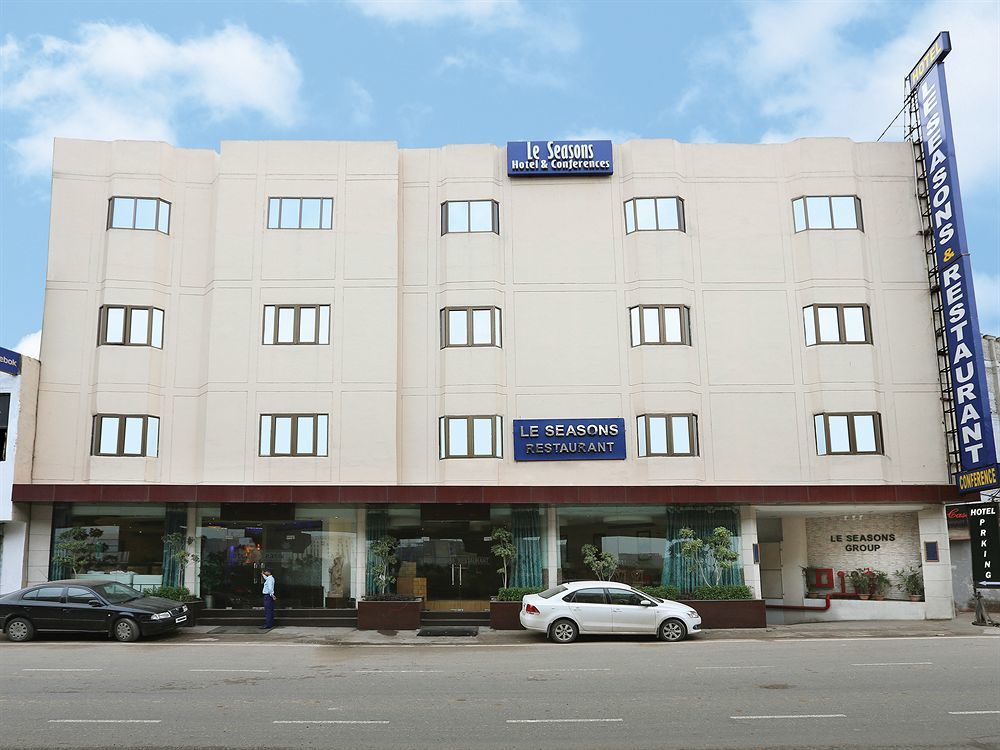 Airport Hotel Le Seasons New Delhi Exterior photo