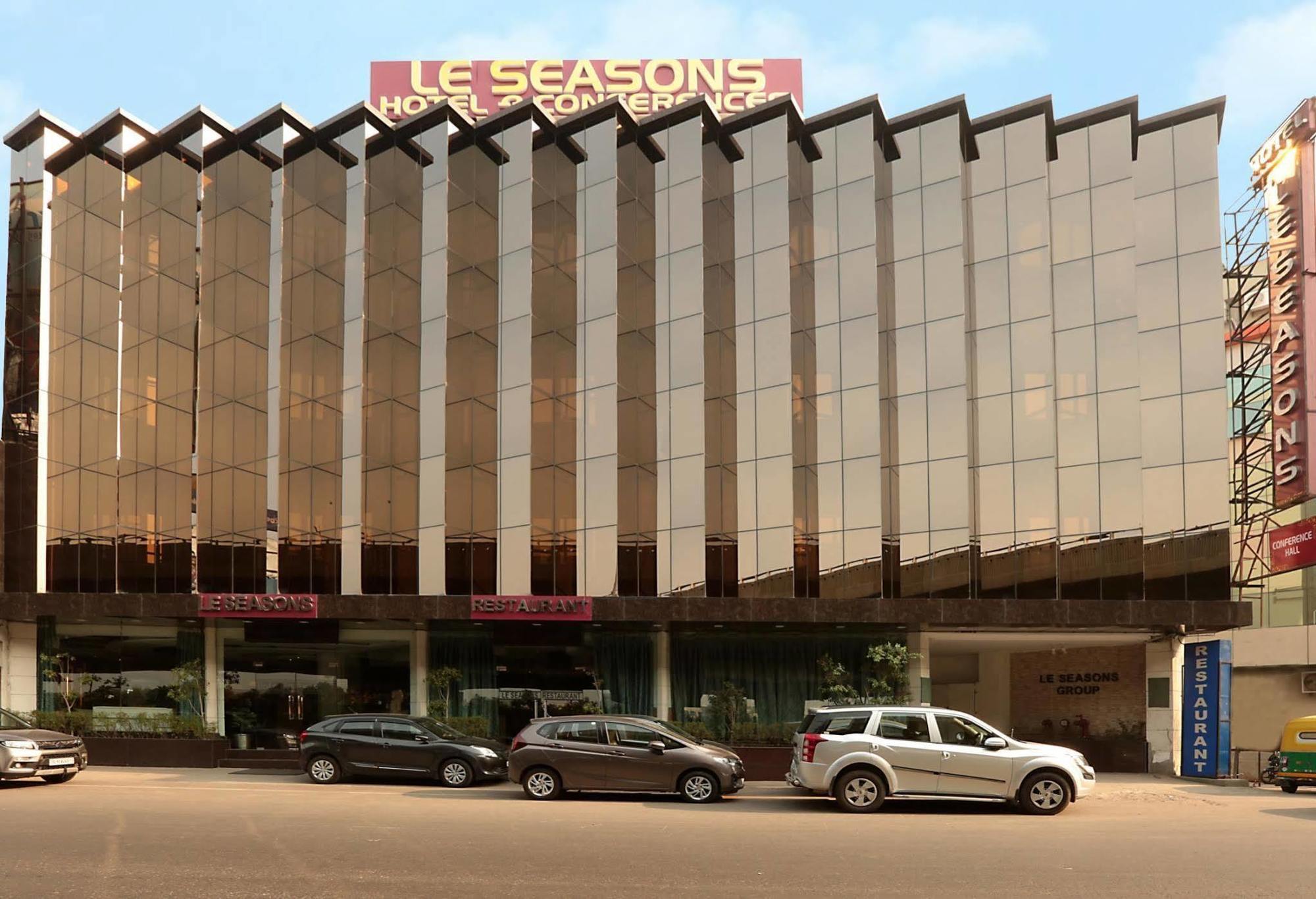 Airport Hotel Le Seasons New Delhi Exterior photo
